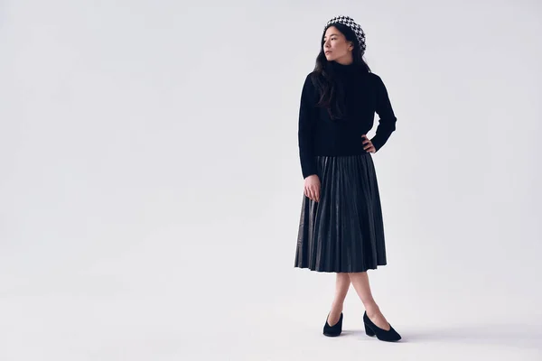 Κομψή γυναίκα της Ασίας σε μοντέρνα μαύρη φούστα και μπερέ — Φωτογραφία Αρχείου