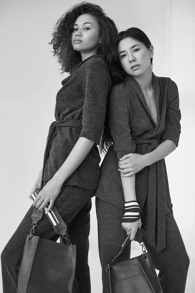 Elegáns pár divatos zöld fekete és ázsiai nők és — Stock Fotó