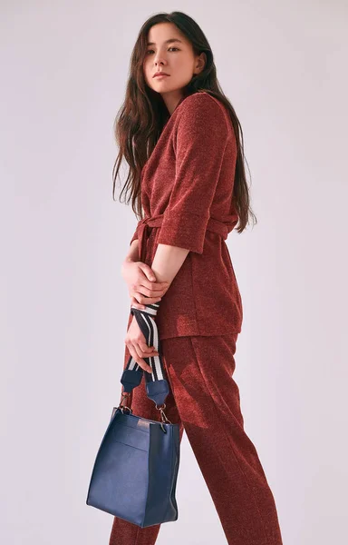 Elegáns ázsiai nő, divatos piros színben — Stock Fotó