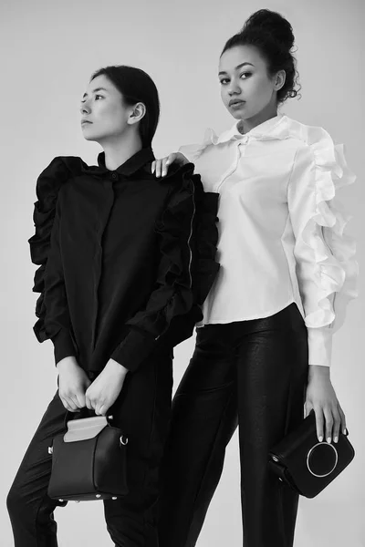 Elegáns fekete és ázsiai nők divatos fekete pár és — Stock Fotó