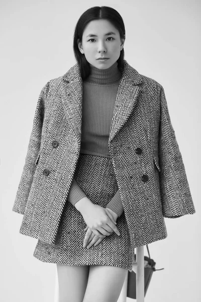 Κομψή γυναίκα της Ασίας σε μοντέρνο μάλλινα παλτό και κλασική φούστα — Φωτογραφία Αρχείου