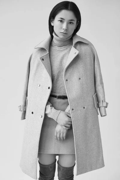 Κομψή γυναίκα της Ασίας σε μοντέρνο μάλλινα παλτό και κλασική φούστα — Φωτογραφία Αρχείου
