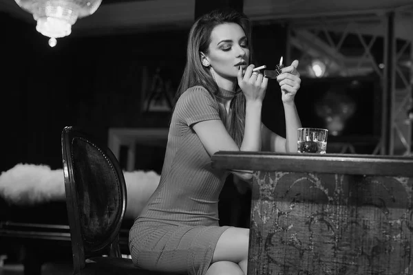 Muhteşem güzellik sigara ile Kırmızı elbiseli genç esmer kadın — Stok fotoğraf