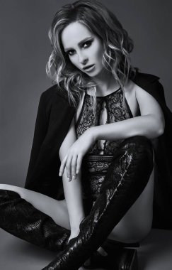 Baştan çıkarıcı seksi sarışın kız iç çamaşırı ve siyah ceket