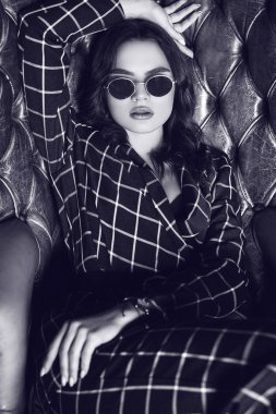 Deri koltukta oturan mavi elbiseli güzel zarif kadın