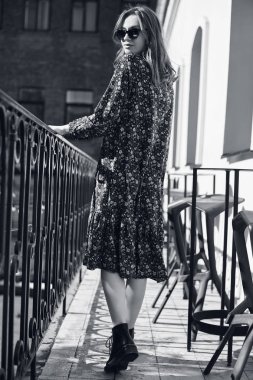 İnci üzerinde mavi yazlık elbise giyen güzel zarif esmer kadın