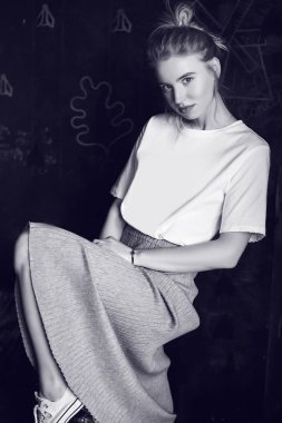 Beyaz tişört ve elbise sittin güzel hipster sarışın kadın