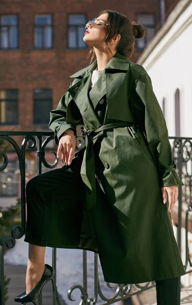 Szép elegáns barna nő visel zöld kabát, az erkélyen — Stock Fotó