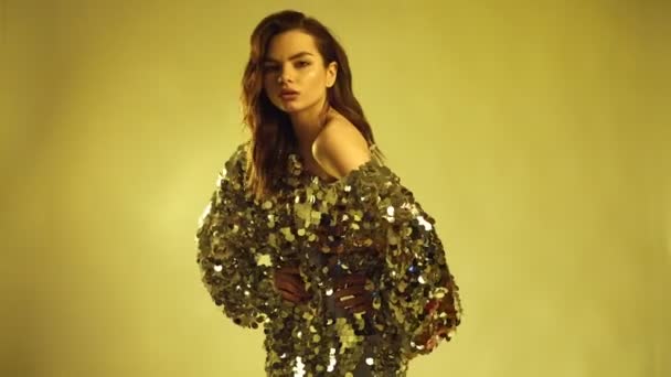 Portrait Sensual Beautiful Brunette Woman Shiny Fashion Dress Sequins Posing — Stock Video