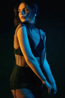 Şehvetli güzel esmer kadın seksi bir moda mücevher ile renkli elbise