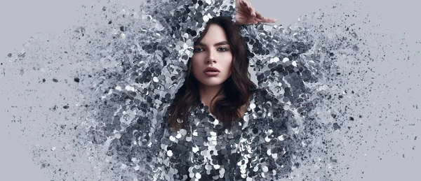 Güzel esmer kadın moda elbise pullu dispersiyon etkisi ile