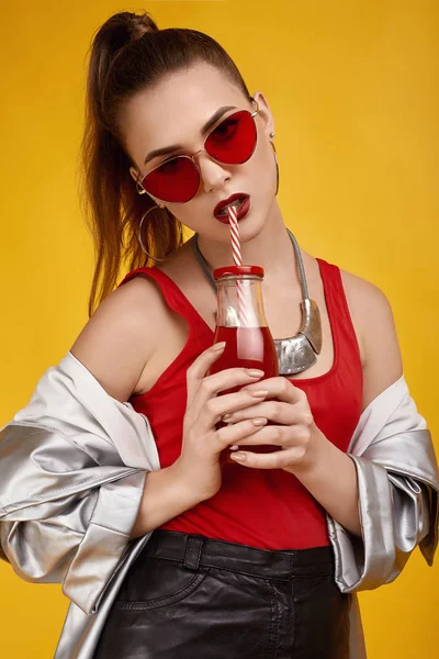 빨간 위에우아 한 글 라머 히포 스터 여자, 칵테일 음료를 탄 검은 반바지 — 스톡 사진