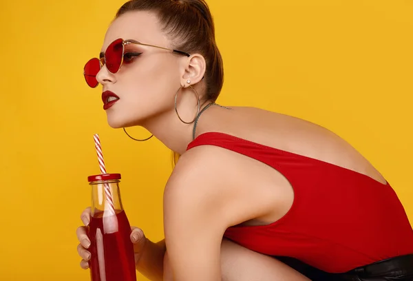 Elegancka hipsterka w czerwonej bluzce, czarne spodenki z drinkiem koktajlowym — Zdjęcie stockowe
