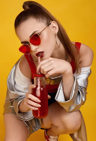 Елегантна дівчина гламурного хіпстера в червоному верхньому куті, чорні шорти з коктейльним напоєм — стокове фото