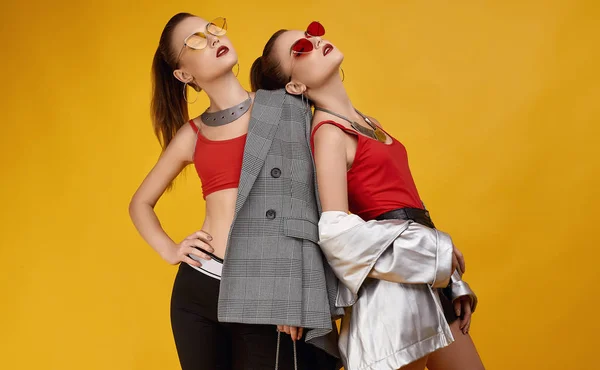 Két elegáns csillogó hipster twin lányok divat piros top, fekete nadrág — Stock Fotó