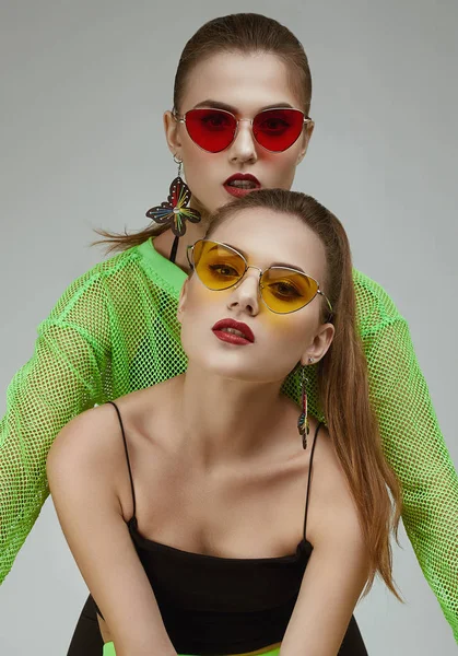 Két elegáns csillogó hipster twin lányok divat neon zöld ruhák — Stock Fotó