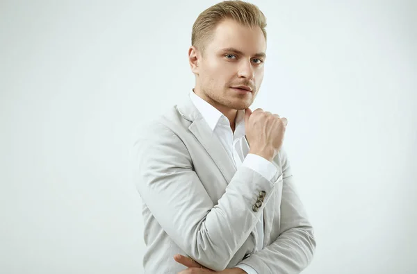 Snygg blond man modell i en mode grå kostym i studio — Stockfoto