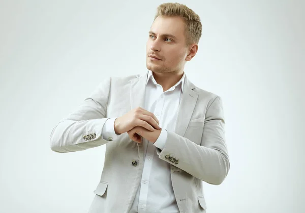 Jóképű szőke férfi modell egy divat szürke öltöny a stúdióban — Stock Fotó