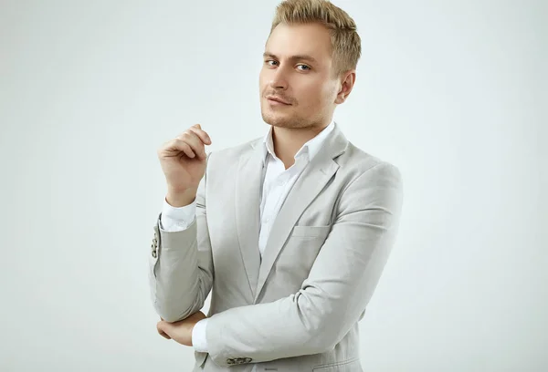 녹음실의 회색 정장을 입은 잘생긴 금발의 남자 모델 — 스톡 사진