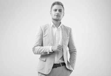 Stüdyoda gri takım elbiseli yakışıklı sarışın adam.