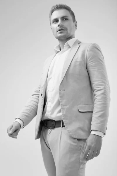 Guapo hombre rubio modelo en un traje gris de moda en el estudio — Foto de Stock