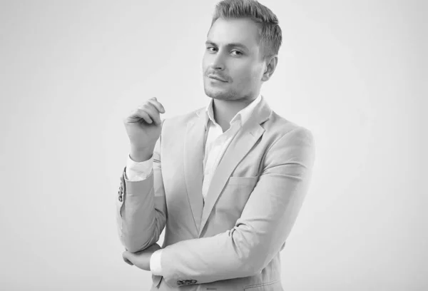 Jóképű szőke férfi modell egy divat szürke öltöny a stúdióban — Stock Fotó