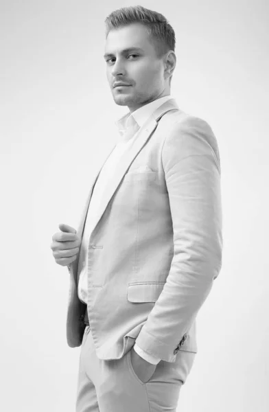 Bel homme blond modèle dans un costume gris mode en studio — Photo