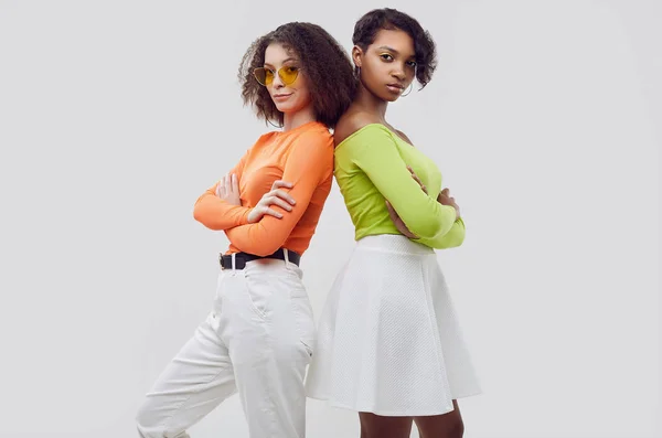 Två unga vackra hipster flickor i färgglada sommarkläder — Stockfoto