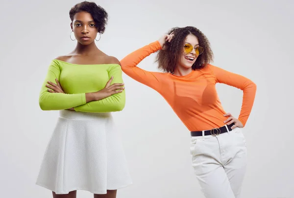 Két fiatal, gyönyörű hipszter lány színes nyári ruhában. — Stock Fotó