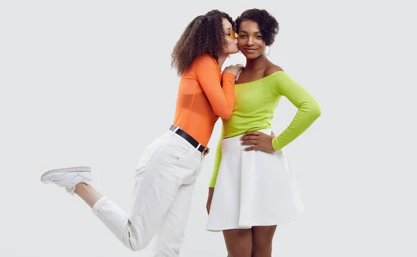 Deux jeunes belles filles hipster en vêtements d'été colorés — Photo