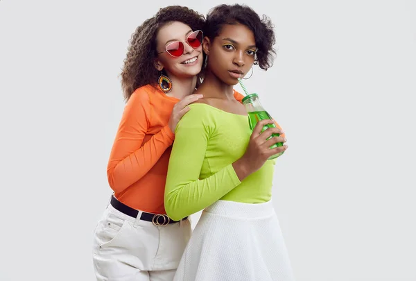 Två unga vackra hipster flickor i färgglada sommarkläder — Stockfoto