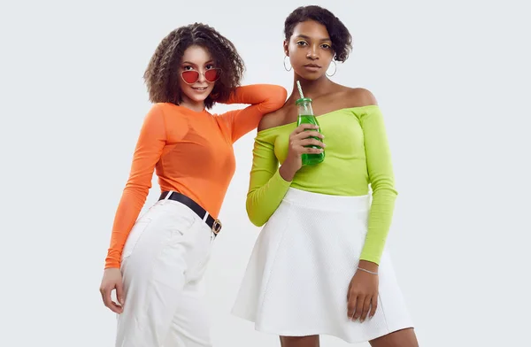 Deux jeunes belles filles hipster en vêtements d'été colorés — Photo