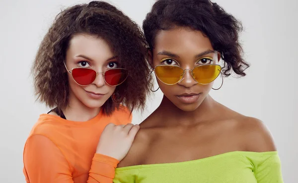 Two young beautiful hipster girls in summer clothes and bright sunglasses — Stock Photo, Image