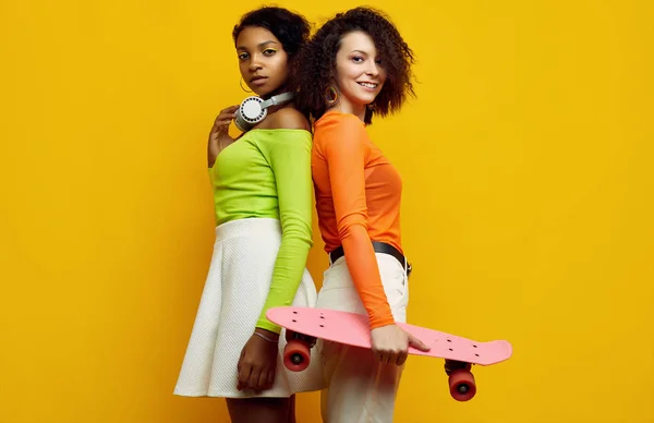 Två unga vackra hipster flickor i trendiga färgglada sommarkläder — Stockfoto