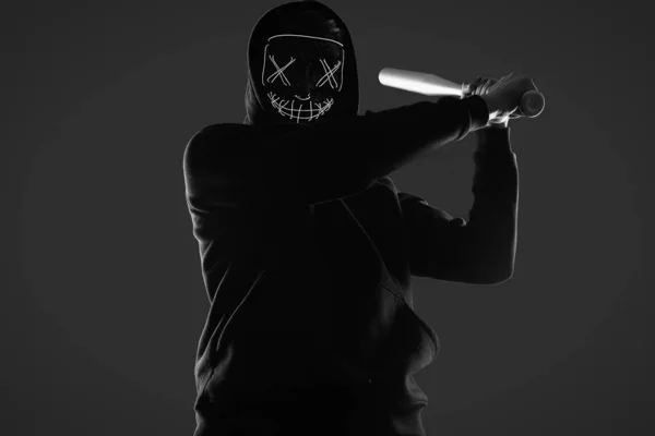 Homem criminoso anônimo com bastão de beisebol com capuz preto e n — Fotografia de Stock