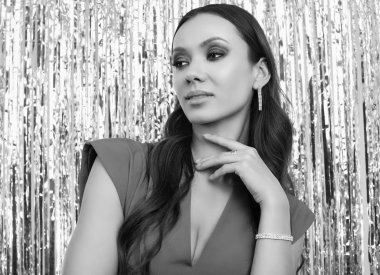 Şık, Latin, esmer, lüks kırmızı elbiseli kadın.