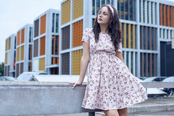 여름옷을 입고 다리 위에서 있는 아름다운 소녀 — 스톡 사진