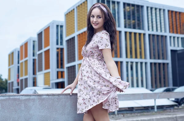 Joven hermosa chica brillante en un vestido de verano de pie en un puente —  Fotos de Stock