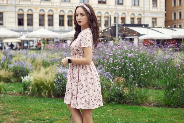 Jeune belle fille lumineuse dans une robe d'été riant dans le parc de la ville — Photo