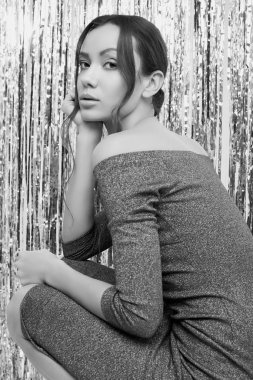 Göz kamaştırıcı, zarif, esmer latin kadın portresi. Parlak süslemeli arka planda moda mavisi elbise giymiş.