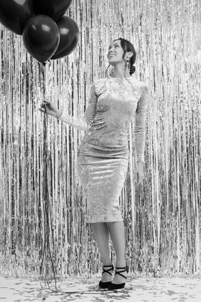 드레스를 바탕에 풍선을 행진하는 관능적 머리를 여성의 초상화 — 스톡 사진