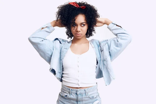 Érzéki Portré Csillogás Elegáns Fekete Hippi Tizenéves Lány Modell Göndör — Stock Fotó