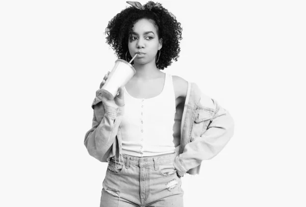 官能的なポートレートの魅力的なエレガントな黒ヒッピー十代の女の子モデルとともに巻き毛ドリンクソーダ隔離された白いスタジオの背景 — ストック写真