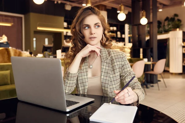 Portrait Confident Young Businesswoman Smart Casual Wear Makes Notes Notebook — Stock Photo, Image