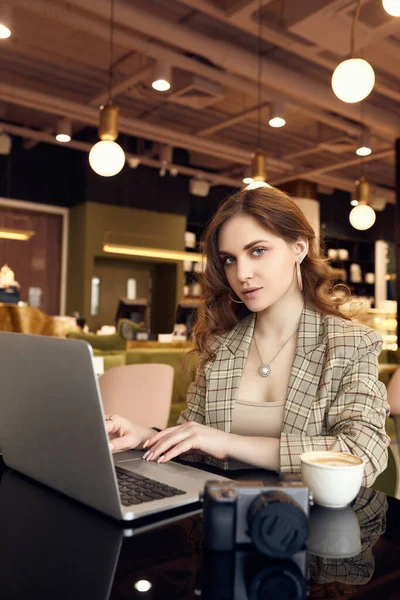 Portrait Confident Young Woman Photographer Smart Casual Wear Working Laptop — Stock Photo, Image