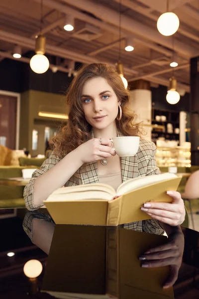 Retrato Joven Hermosa Mujer Bebe Café Libro Lectura Interior Cafetería —  Fotos de Stock