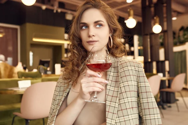 Portret Van Elegante Mooie Brunette Vrouw Met Glas Rode Wijn — Stockfoto