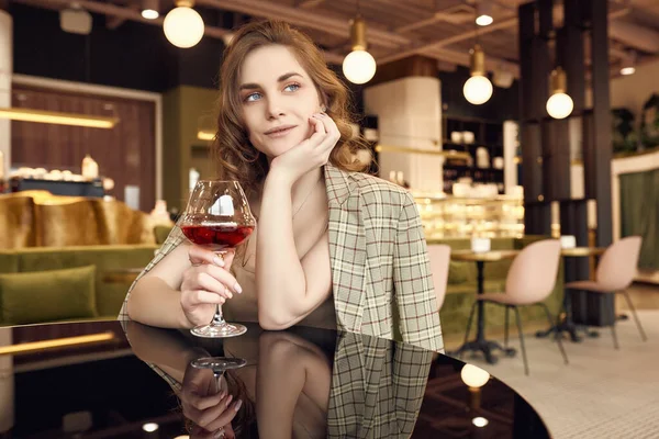 Portret Van Elegante Mooie Brunette Vrouw Met Glas Rode Wijn — Stockfoto