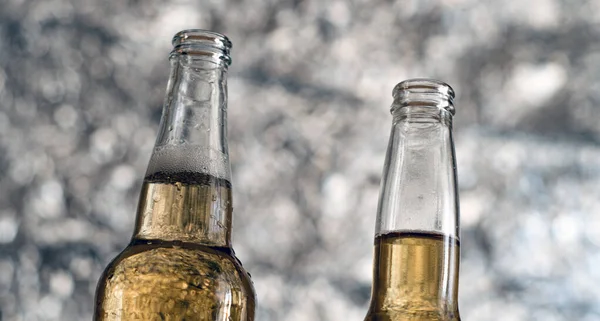 Dos Botellas Cerveza Fría Clara Cerca Sobre Fondo Con Bokeh —  Fotos de Stock