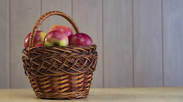 Rote Frische Äpfel Einem Holzkorb Auf Einem Hintergrund Aus Brettern — Stockfoto